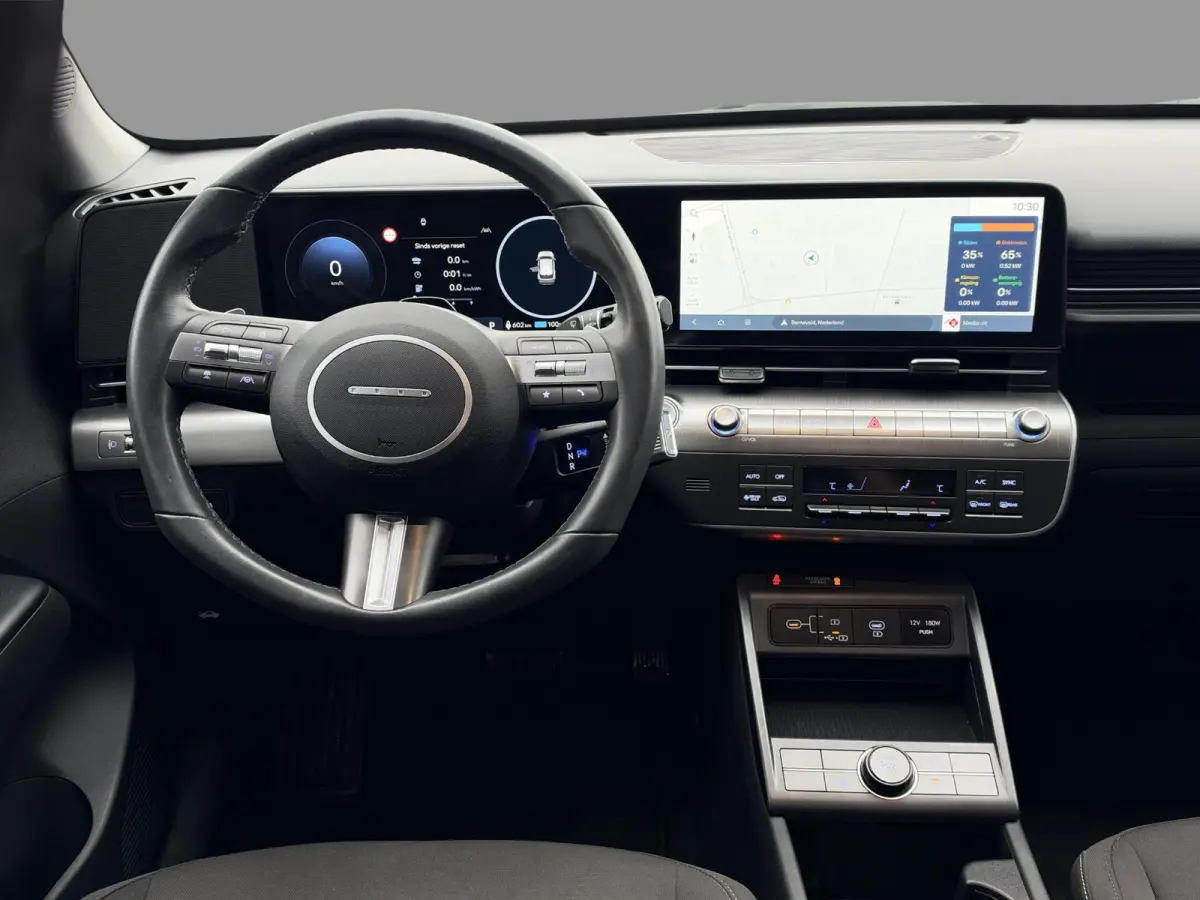 Comfort 64.8 kWh long-Range SOH 99,6% / 620KM | Fabrieksgarantie 09-2030 | Warmtepomp | V2L | Adaptive Cruise | Stoel & Stuurverwarming | Carplay | Dodehoek | Camera | Dealeronderhouden |