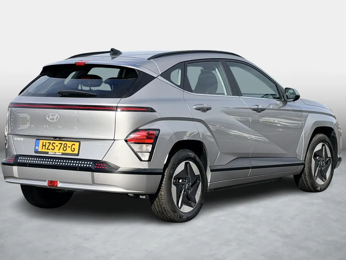 Comfort 64.8 kWh long-Range SOH 99,6% / 620KM | Fabrieksgarantie 09-2030 | Warmtepomp | V2L | Adaptive Cruise | Stoel & Stuurverwarming | Carplay | Dodehoek | Camera | Dealeronderhouden |