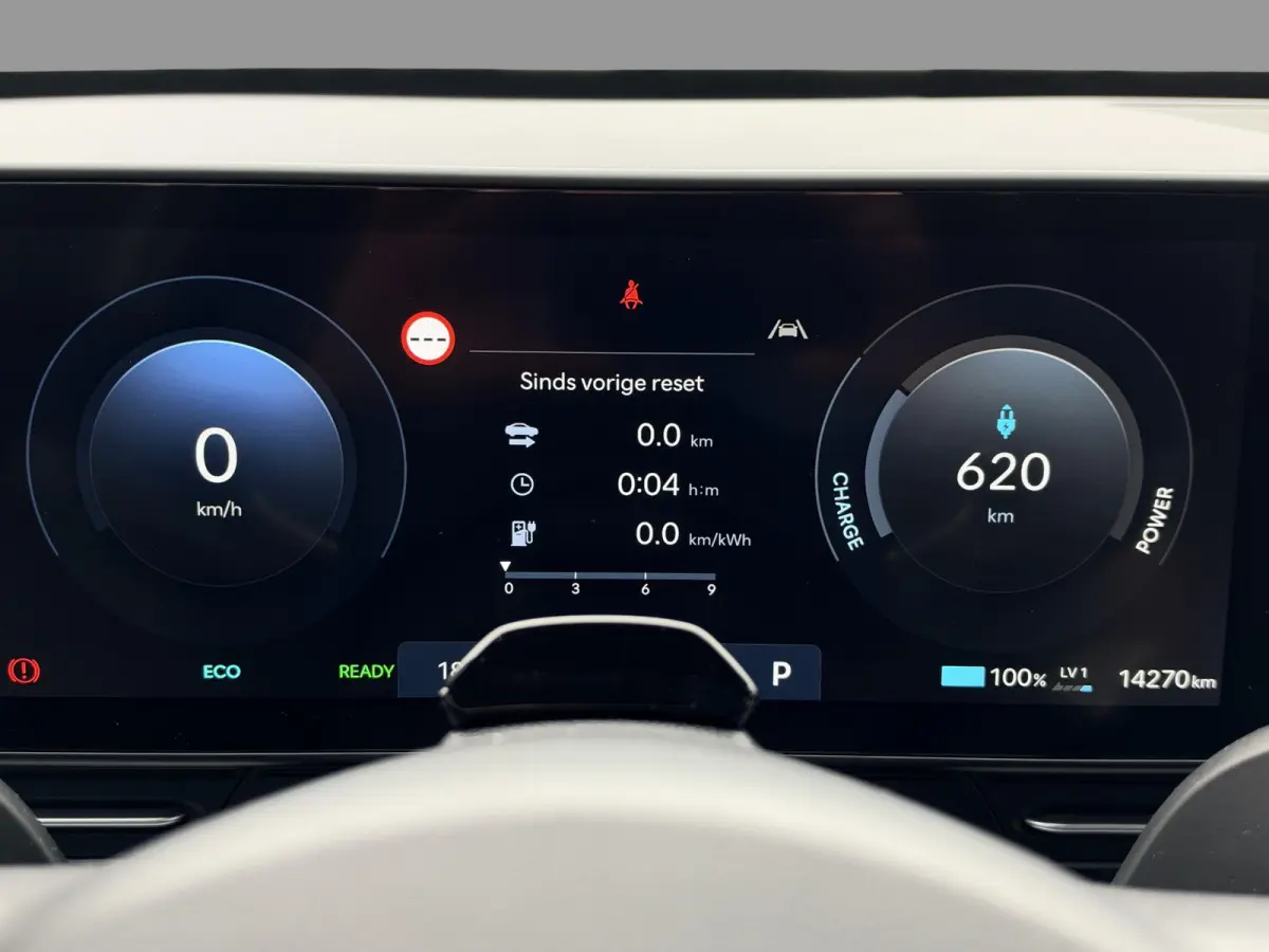 Comfort 64.8 kWh long-Range SOH 99,6% / 620KM | Fabrieksgarantie 09-2030 | Warmtepomp | V2L | Adaptive Cruise | Stoel & Stuurverwarming | Carplay | Dodehoek | Camera | Dealeronderhouden |