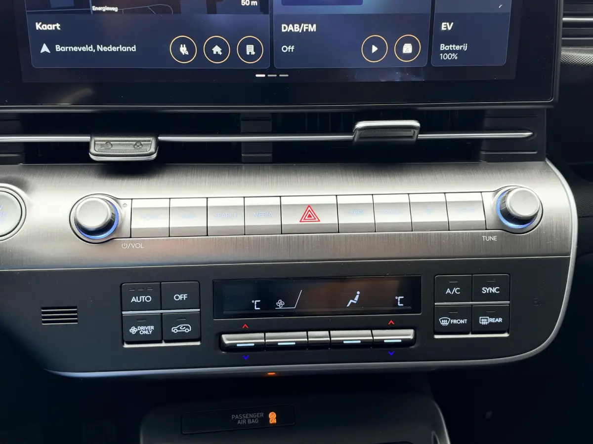 Comfort 64.8 kWh long-Range SOH 99,6% / 620KM | Fabrieksgarantie 09-2030 | Warmtepomp | V2L | Adaptive Cruise | Stoel & Stuurverwarming | Carplay | Dodehoek | Camera | Dealeronderhouden |