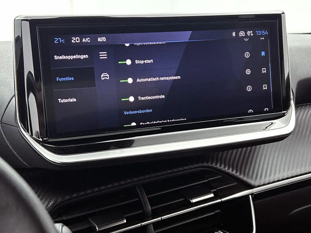 SUV Allure 100pk | Navigatie | Achteruitrijcamera | Climate Control | Cruise Control | Parkeersensoren v+a | Armsteun | Digitaal instrumentenpaneel | Draadloze Apple Carplay / Android Auto |