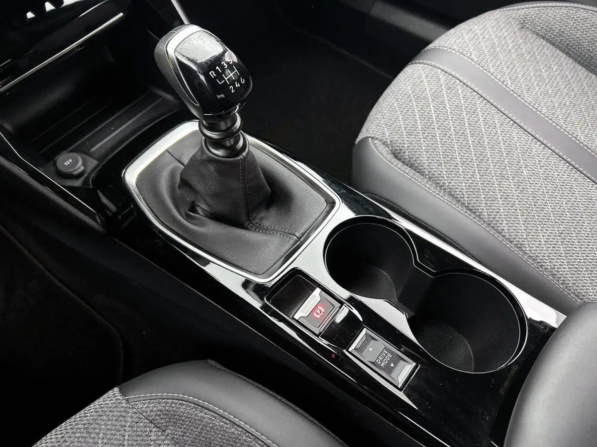 SUV Allure 100pk | Navigatie | Achteruitrijcamera | Climate Control | Cruise Control | Parkeersensoren v+a | Armsteun | Digitaal instrumentenpaneel | Draadloze Apple Carplay / Android Auto |