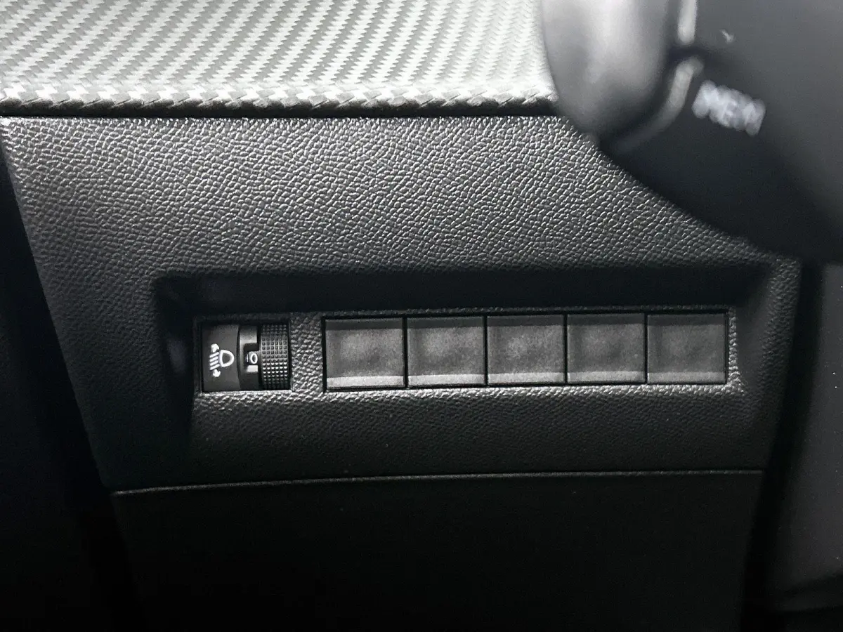 SUV Allure 100pk | Navigatie | Achteruitrijcamera | Climate Control | Cruise Control | Parkeersensoren v+a | Armsteun | Digitaal instrumentenpaneel | Draadloze Apple Carplay / Android Auto |