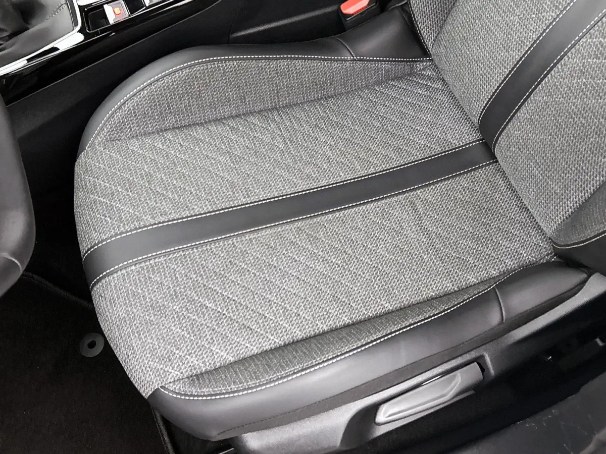 SUV Allure 100pk | Navigatie | Achteruitrijcamera | Climate Control | Cruise Control | Parkeersensoren v+a | Armsteun | Digitaal instrumentenpaneel | Draadloze Apple Carplay / Android Auto |