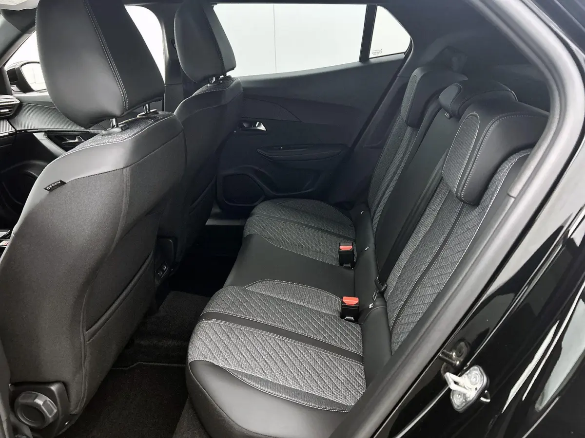 SUV Allure 100pk | Navigatie | Achteruitrijcamera | Climate Control | Cruise Control | Parkeersensoren v+a | Armsteun | Digitaal instrumentenpaneel | Draadloze Apple Carplay / Android Auto |