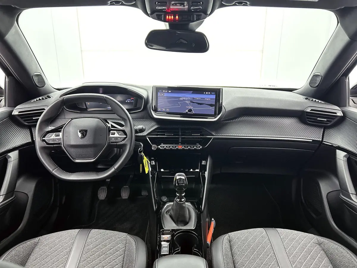 SUV Allure 100pk | Navigatie | Achteruitrijcamera | Climate Control | Cruise Control | Parkeersensoren v+a | Armsteun | Digitaal instrumentenpaneel | Draadloze Apple Carplay / Android Auto |