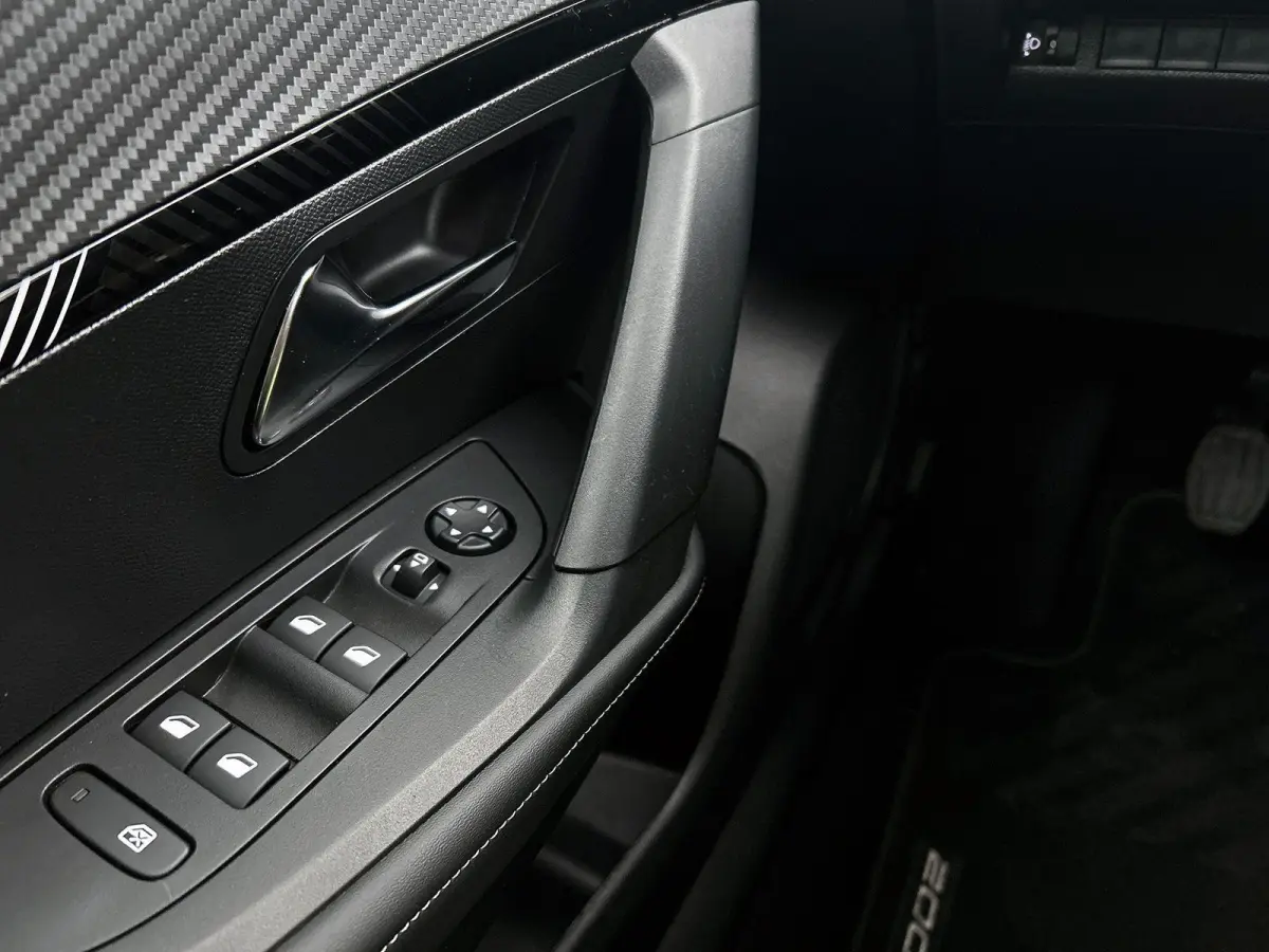 SUV Allure 100pk | Navigatie | Achteruitrijcamera | Climate Control | Cruise Control | Parkeersensoren v+a | Armsteun | Digitaal instrumentenpaneel | Draadloze Apple Carplay / Android Auto |
