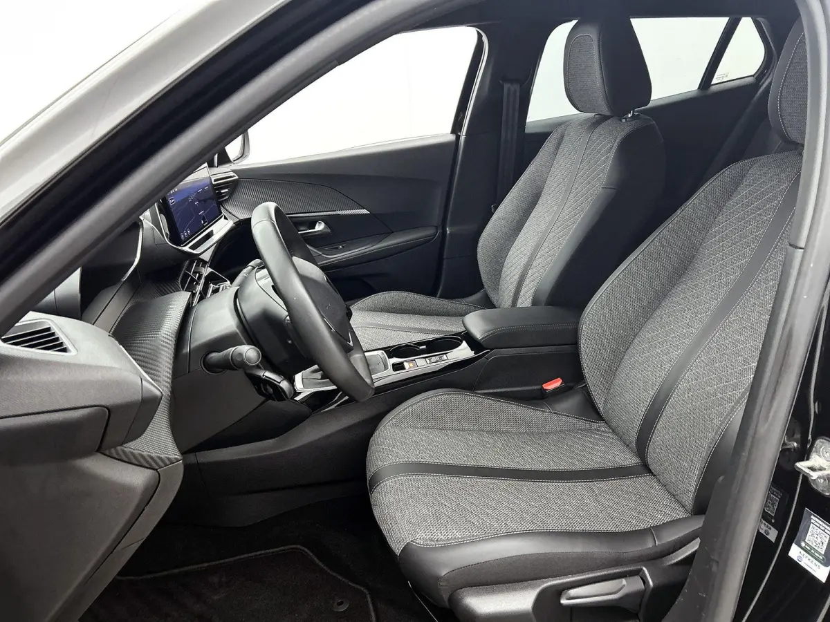 SUV Allure 100pk | Navigatie | Achteruitrijcamera | Climate Control | Cruise Control | Parkeersensoren v+a | Armsteun | Digitaal instrumentenpaneel | Draadloze Apple Carplay / Android Auto |