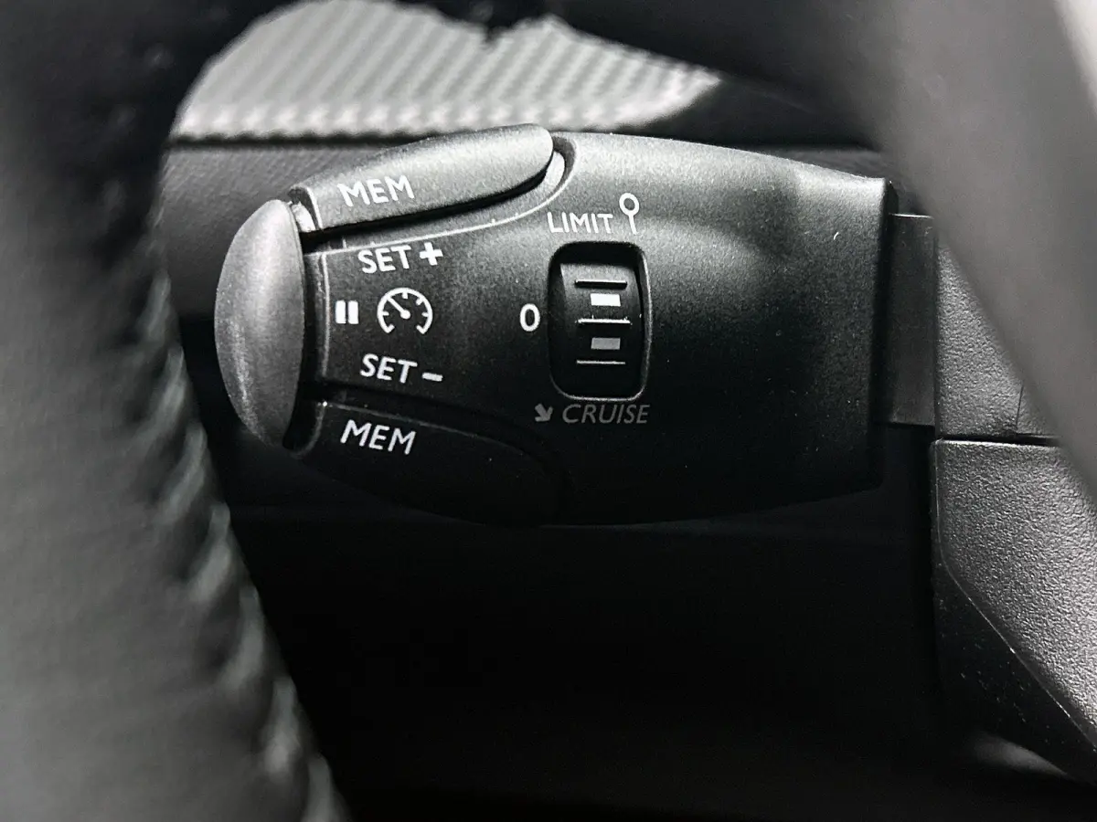 SUV Allure 100pk | Navigatie | Achteruitrijcamera | Climate Control | Cruise Control | Parkeersensoren v+a | Armsteun | Digitaal instrumentenpaneel | Draadloze Apple Carplay / Android Auto |