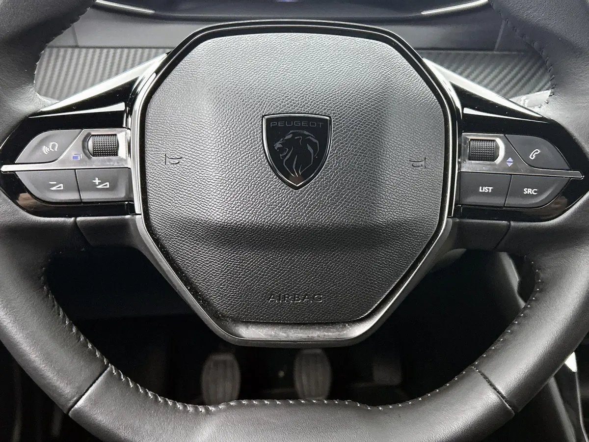 SUV Allure 100pk | Navigatie | Achteruitrijcamera | Climate Control | Cruise Control | Parkeersensoren v+a | Armsteun | Digitaal instrumentenpaneel | Draadloze Apple Carplay / Android Auto |