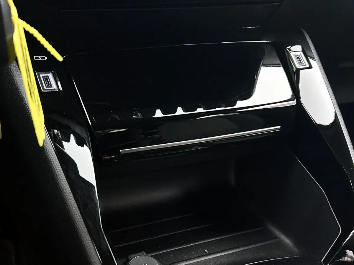 SUV Allure 100pk | Navigatie | Achteruitrijcamera | Climate Control | Cruise Control | Parkeersensoren v+a | Armsteun | Digitaal instrumentenpaneel | Draadloze Apple Carplay / Android Auto |