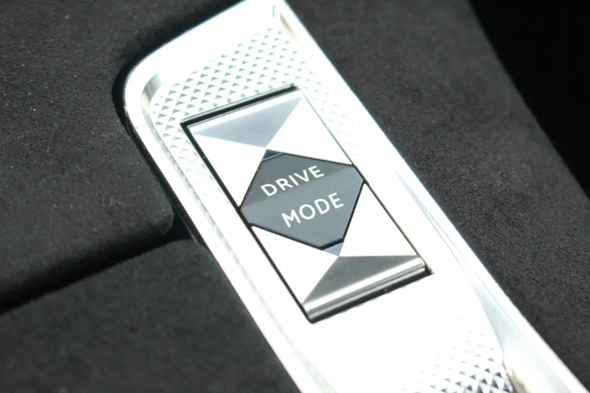 E-Tense 225 Performance Line | Camera | Memory | Dodehoek | Keyless | Alcantara | LED | Carplay | | Camera | Memory | Dodehoek | Keyless | Alcantara | LED | Carplay |