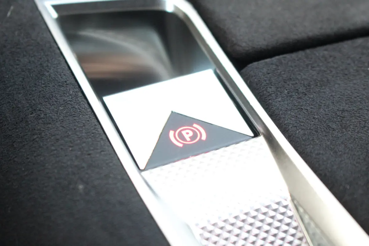 E-Tense 225 Performance Line | Camera | Memory | Dodehoek | Keyless | Alcantara | LED | Carplay | | Camera | Memory | Dodehoek | Keyless | Alcantara | LED | Carplay |