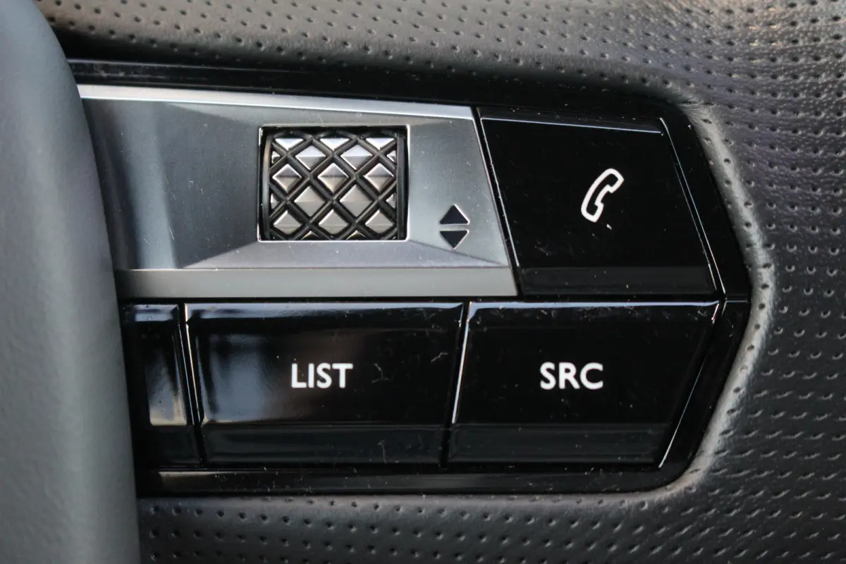 E-Tense 225 Performance Line | Camera | Memory | Dodehoek | Keyless | Alcantara | LED | Carplay | | Camera | Memory | Dodehoek | Keyless | Alcantara | LED | Carplay |