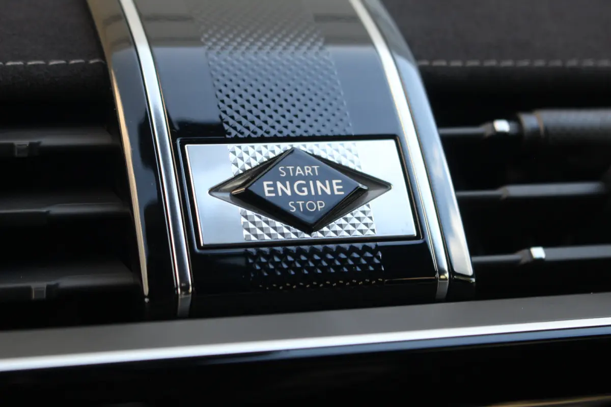 E-Tense 225 Performance Line | Camera | Memory | Dodehoek | Keyless | Alcantara | LED | Carplay | | Camera | Memory | Dodehoek | Keyless | Alcantara | LED | Carplay |