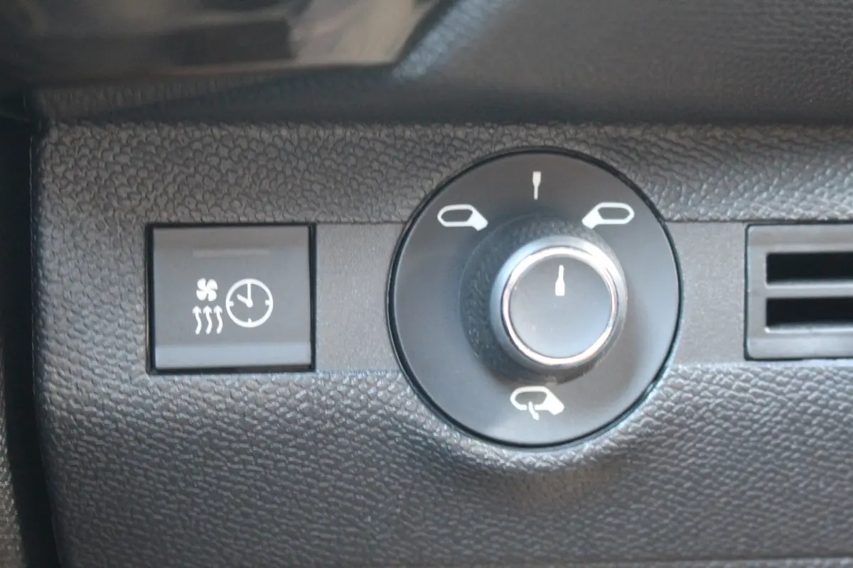 E-Tense 225 Performance Line | Camera | Memory | Dodehoek | Keyless | Alcantara | LED | Carplay | | Camera | Memory | Dodehoek | Keyless | Alcantara | LED | Carplay |