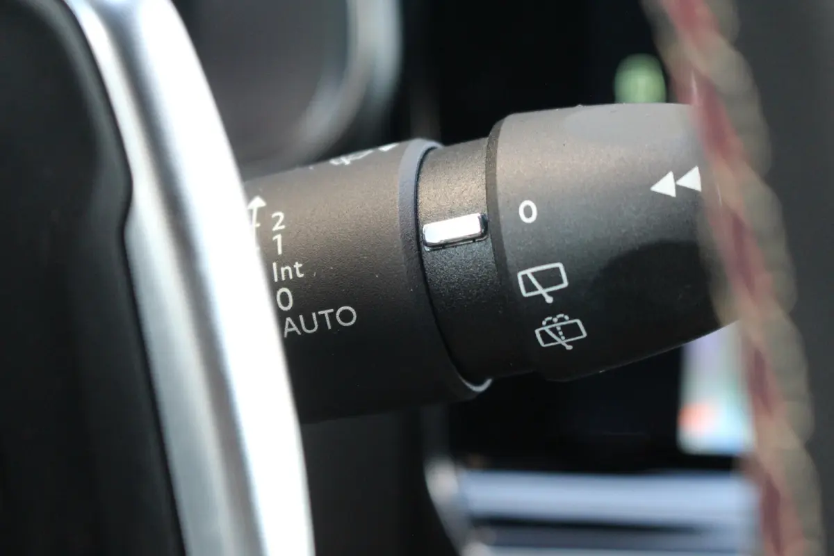 E-Tense 225 Performance Line | Camera | Memory | Dodehoek | Keyless | Alcantara | LED | Carplay | | Camera | Memory | Dodehoek | Keyless | Alcantara | LED | Carplay |