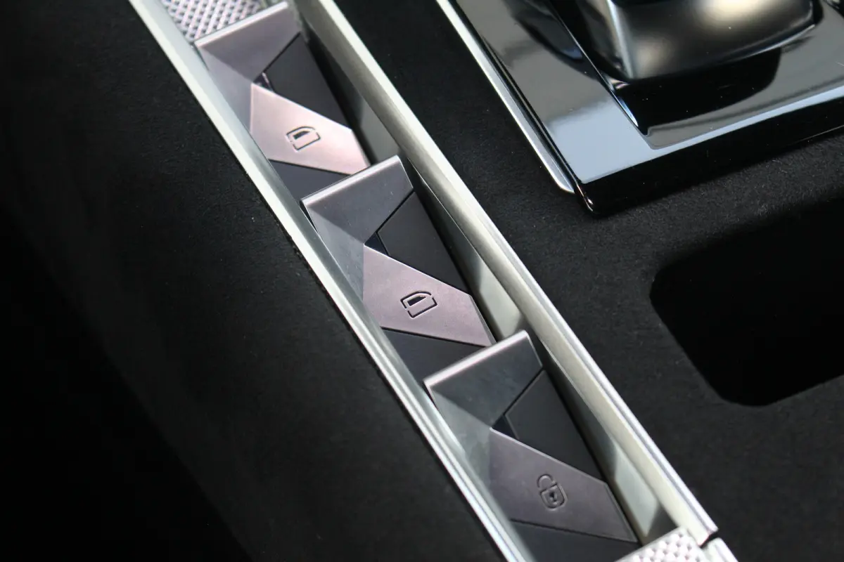 E-Tense 225 Performance Line | Camera | Memory | Dodehoek | Keyless | Alcantara | LED | Carplay | | Camera | Memory | Dodehoek | Keyless | Alcantara | LED | Carplay |