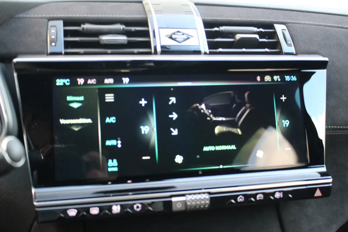 E-Tense 225 Performance Line | Camera | Memory | Dodehoek | Keyless | Alcantara | LED | Carplay | | Camera | Memory | Dodehoek | Keyless | Alcantara | LED | Carplay |