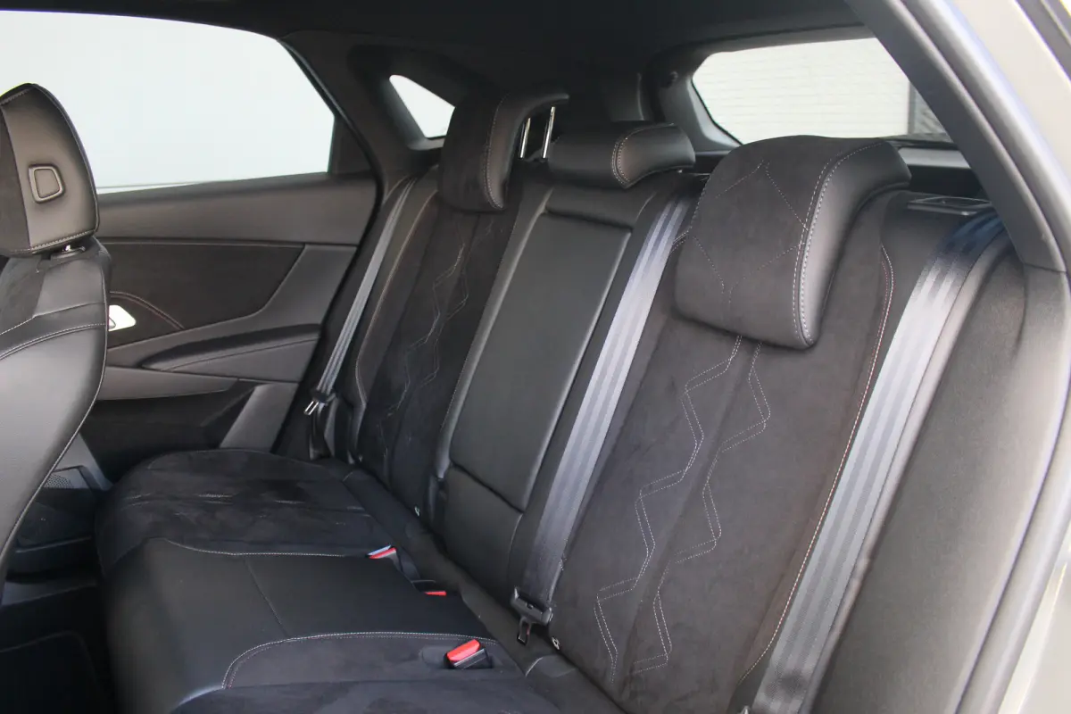 E-Tense 225 Performance Line | Camera | Memory | Dodehoek | Keyless | Alcantara | LED | Carplay | | Camera | Memory | Dodehoek | Keyless | Alcantara | LED | Carplay |