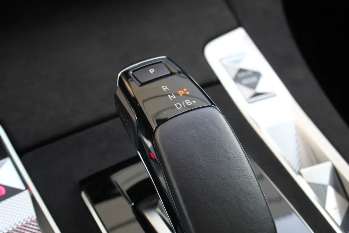 E-Tense 225 Performance Line | Camera | Memory | Dodehoek | Keyless | Alcantara | LED | Carplay | | Camera | Memory | Dodehoek | Keyless | Alcantara | LED | Carplay |