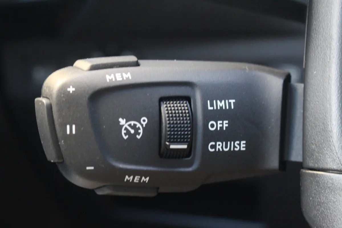 E-Tense 225 Performance Line | Camera | Memory | Dodehoek | Keyless | Alcantara | LED | Carplay | | Camera | Memory | Dodehoek | Keyless | Alcantara | LED | Carplay |