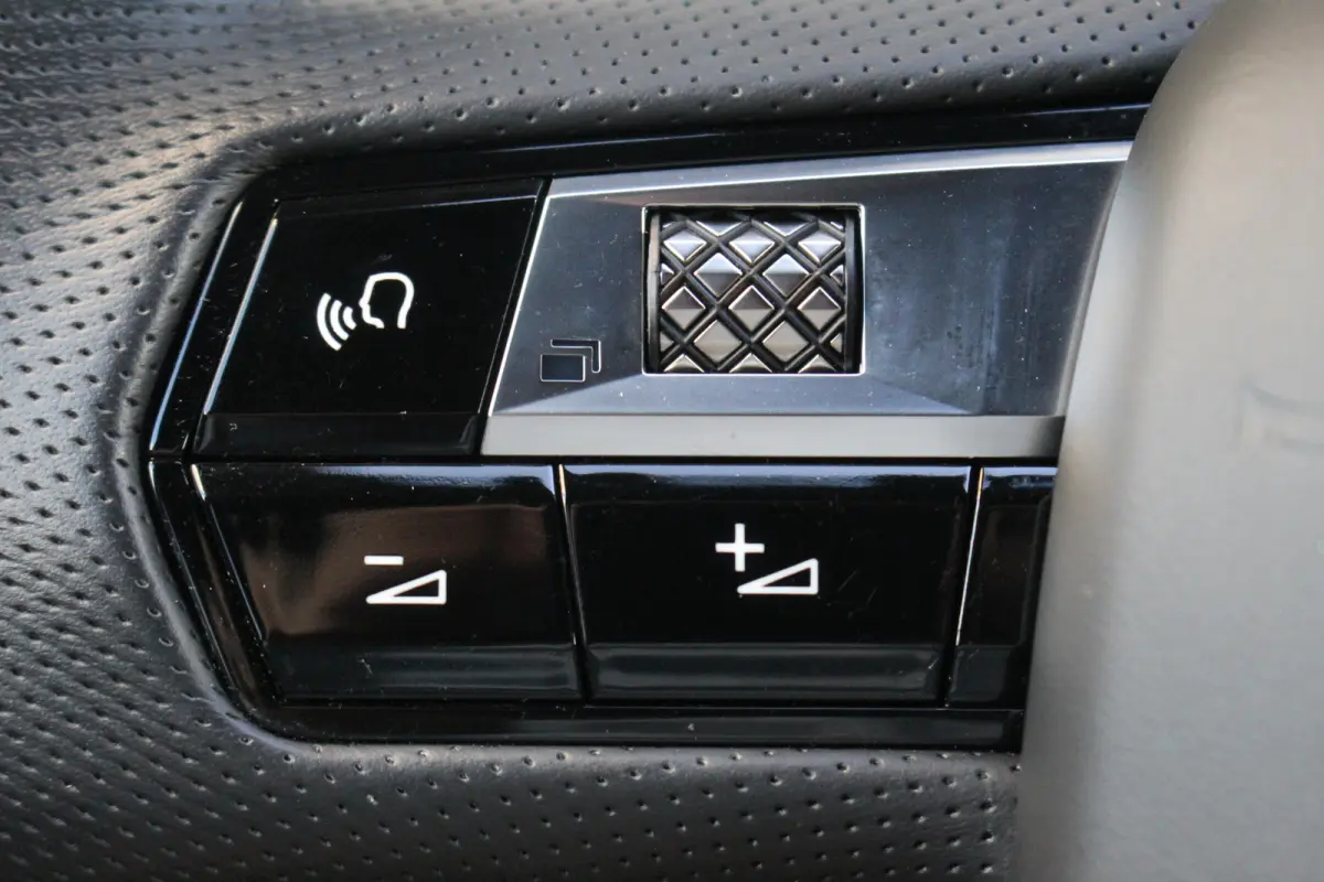 E-Tense 225 Performance Line | Camera | Memory | Dodehoek | Keyless | Alcantara | LED | Carplay | | Camera | Memory | Dodehoek | Keyless | Alcantara | LED | Carplay |