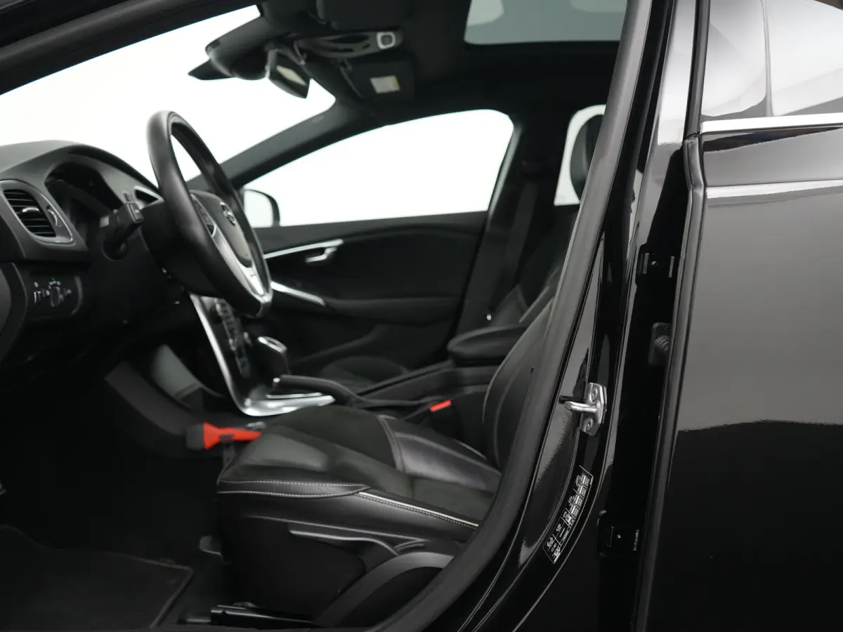 T3 Polar+ Sport | Panoramadak | Standkachel | Harman/Kardon | Volvo On Call | Camera | Nubuck-Leder | LED | R-Design