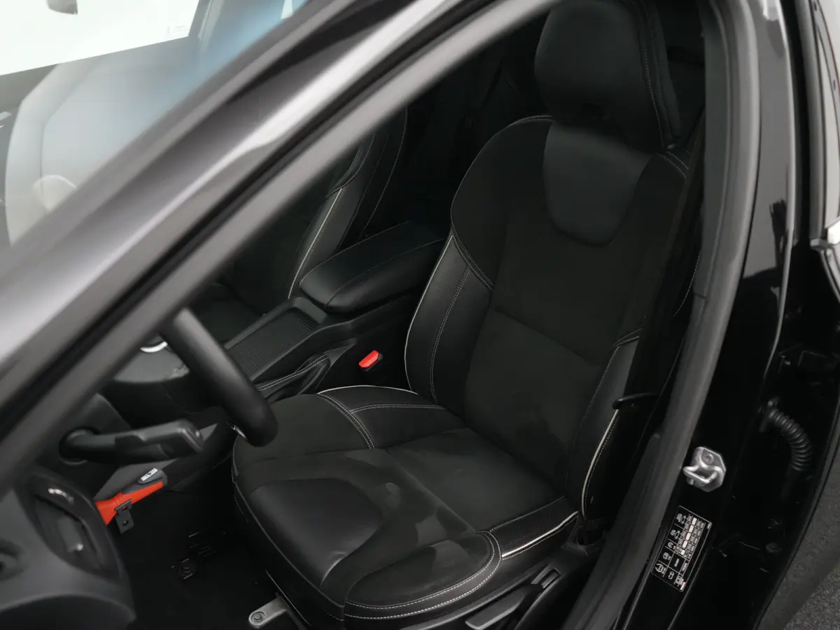 T3 Polar+ Sport | Panoramadak | Standkachel | Harman/Kardon | Volvo On Call | Camera | Nubuck-Leder | LED | R-Design
