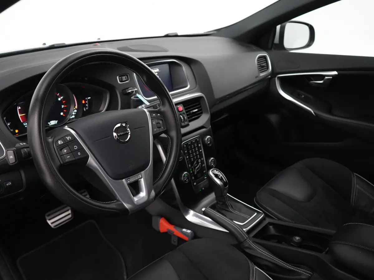 T3 Polar+ Sport | Panoramadak | Standkachel | Harman/Kardon | Volvo On Call | Camera | Nubuck-Leder | LED | R-Design