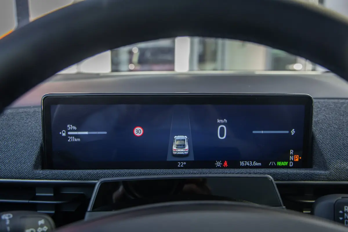 Standard RWD 73 kWh | Pano | Apple Carplay/Android Auto | Achteruitrijcamera | B&O | Cruise control adaptief | Dodehoek detectie | Elektrisch verstelb. bestuurdersstoel met geheugen | Achter