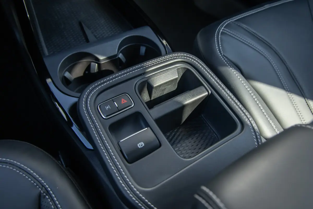 Standard RWD 73 kWh | Pano | Apple Carplay/Android Auto | Achteruitrijcamera | B&O | Cruise control adaptief | Dodehoek detectie | Elektrisch verstelb. bestuurdersstoel met geheugen | Achter