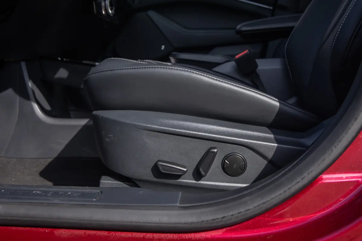 Standard RWD 73 kWh | Pano | Apple Carplay/Android Auto | Achteruitrijcamera | B&O | Cruise control adaptief | Dodehoek detectie | Elektrisch verstelb. bestuurdersstoel met geheugen | Achter