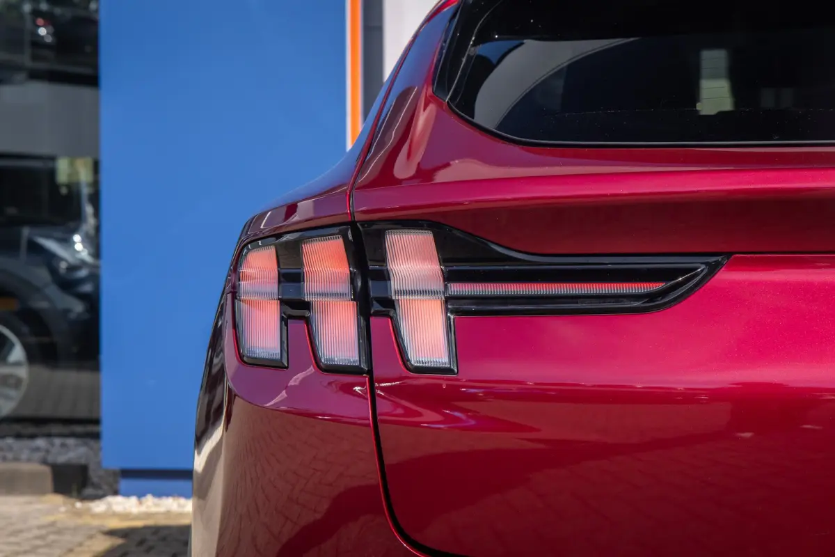 Standard RWD 73 kWh | Pano | Apple Carplay/Android Auto | Achteruitrijcamera | B&O | Cruise control adaptief | Dodehoek detectie | Elektrisch verstelb. bestuurdersstoel met geheugen | Achter