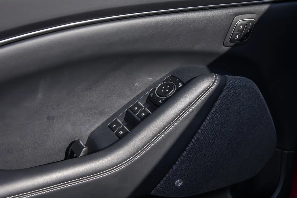 Standard RWD 73 kWh | Pano | Apple Carplay/Android Auto | Achteruitrijcamera | B&O | Cruise control adaptief | Dodehoek detectie | Elektrisch verstelb. bestuurdersstoel met geheugen | Achter