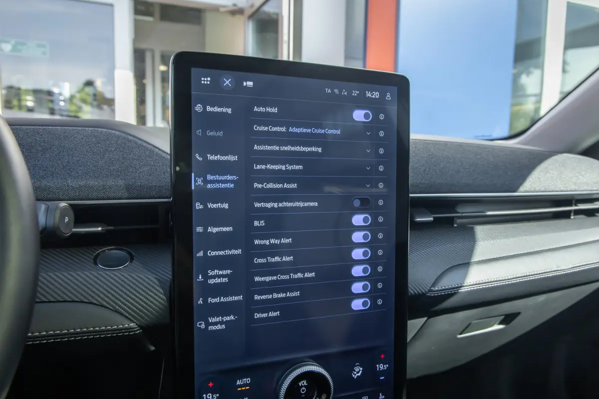 Standard RWD 73 kWh | Pano | Apple Carplay/Android Auto | Achteruitrijcamera | B&O | Cruise control adaptief | Dodehoek detectie | Elektrisch verstelb. bestuurdersstoel met geheugen | Achter