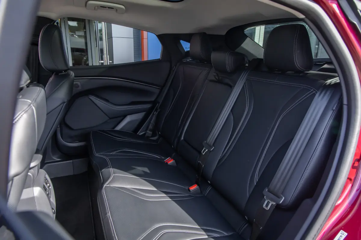 Standard RWD 73 kWh | Pano | Apple Carplay/Android Auto | Achteruitrijcamera | B&O | Cruise control adaptief | Dodehoek detectie | Elektrisch verstelb. bestuurdersstoel met geheugen | Achter