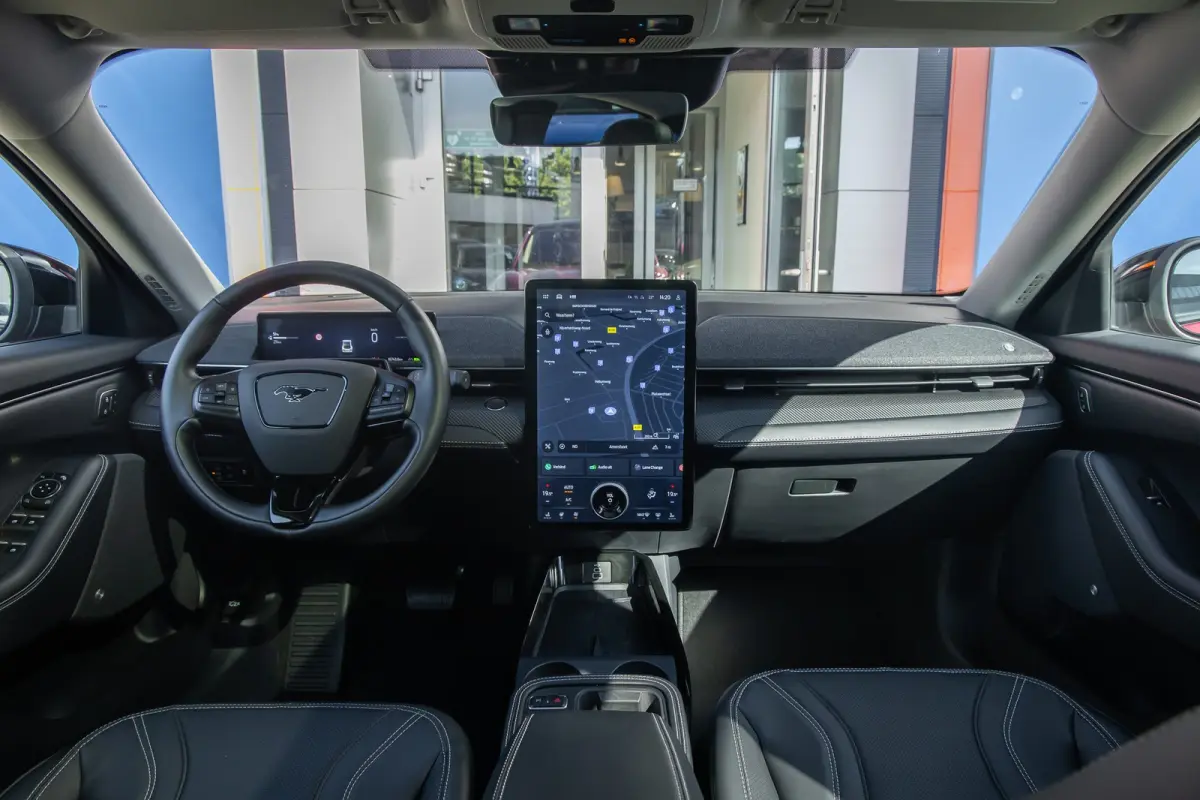 Standard RWD 73 kWh | Pano | Apple Carplay/Android Auto | Achteruitrijcamera | B&O | Cruise control adaptief | Dodehoek detectie | Elektrisch verstelb. bestuurdersstoel met geheugen | Achter