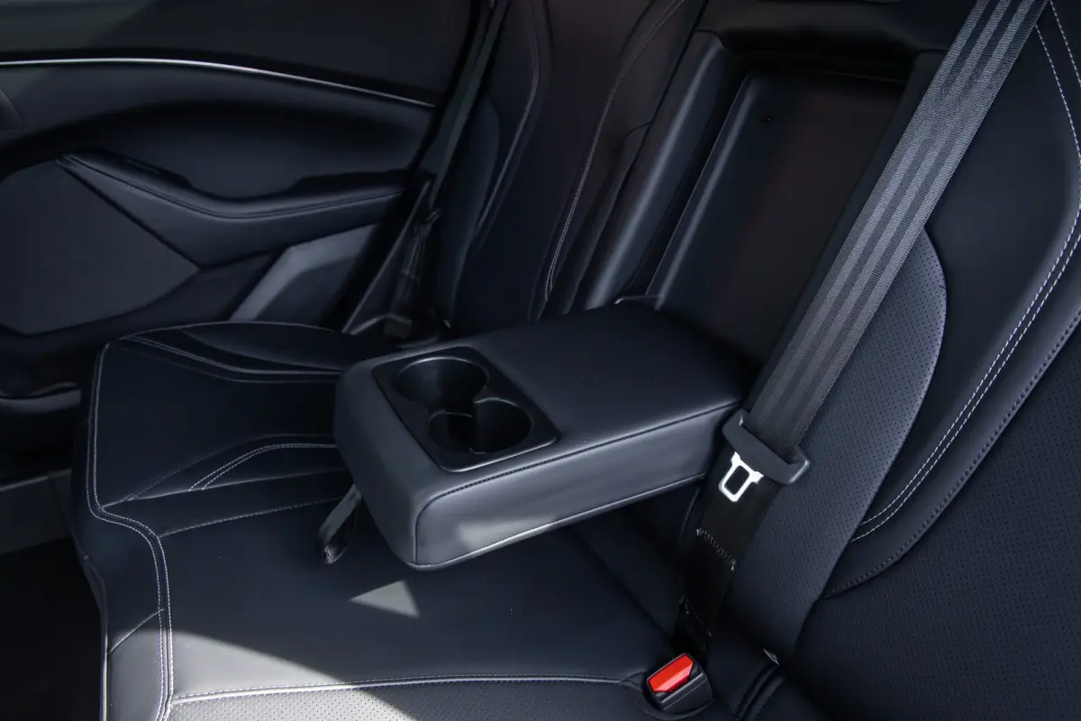 Standard RWD 73 kWh | Pano | Apple Carplay/Android Auto | Achteruitrijcamera | B&O | Cruise control adaptief | Dodehoek detectie | Elektrisch verstelb. bestuurdersstoel met geheugen | Achter