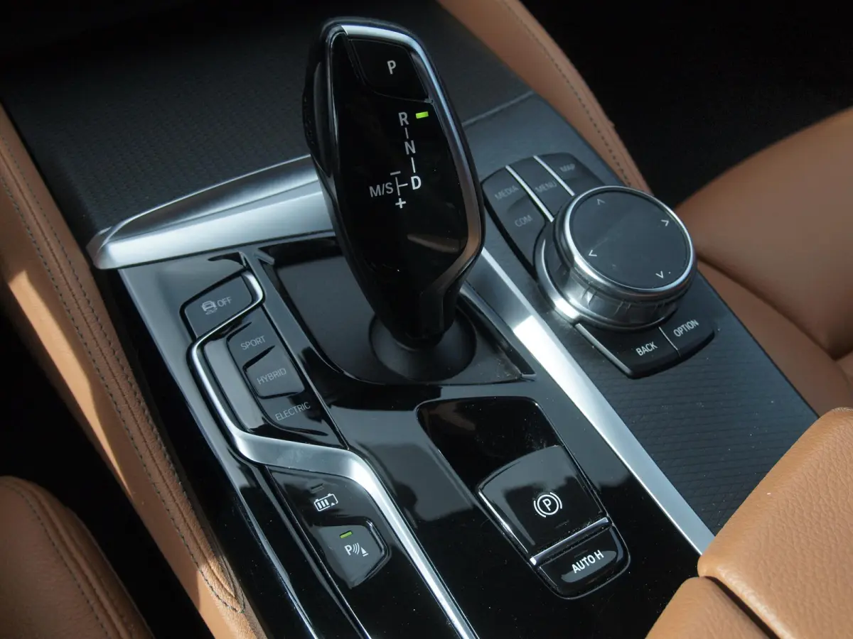 530e Business Edition Plus | M-Pakket | Head-Up Display | LED-Laser | Camera | Sfeerverlichting | ACC | NL-Auto |