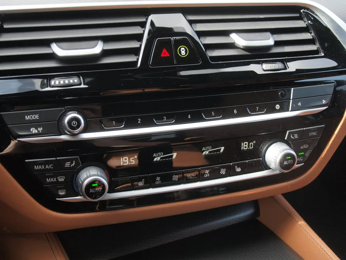 530e Business Edition Plus | M-Pakket | Head-Up Display | LED-Laser | Camera | Sfeerverlichting | ACC | NL-Auto |