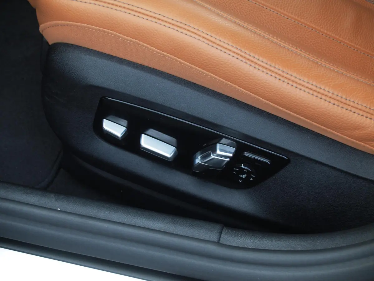 530e Business Edition Plus | M-Pakket | Head-Up Display | LED-Laser | Camera | Sfeerverlichting | ACC | NL-Auto |