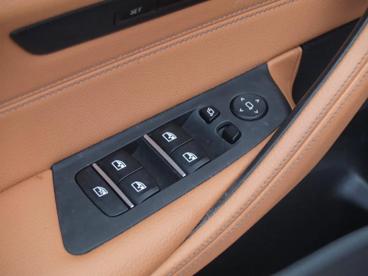 530e Business Edition Plus | M-Pakket | Head-Up Display | LED-Laser | Camera | Sfeerverlichting | ACC | NL-Auto |