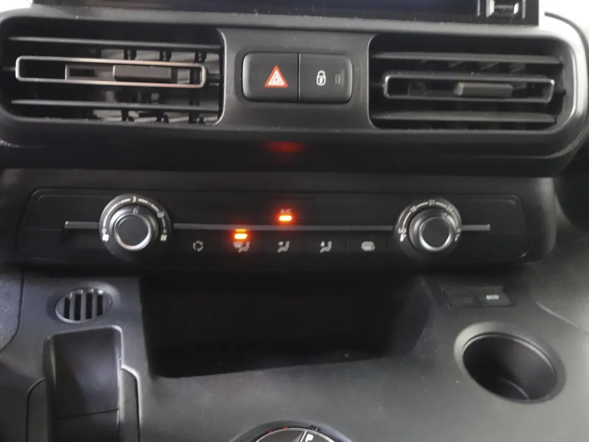 1.5D L1H1 130pk Automaat Edition Apple Carplay / Android Auto Trekhaak Airco Cruise control Stuurverwarming