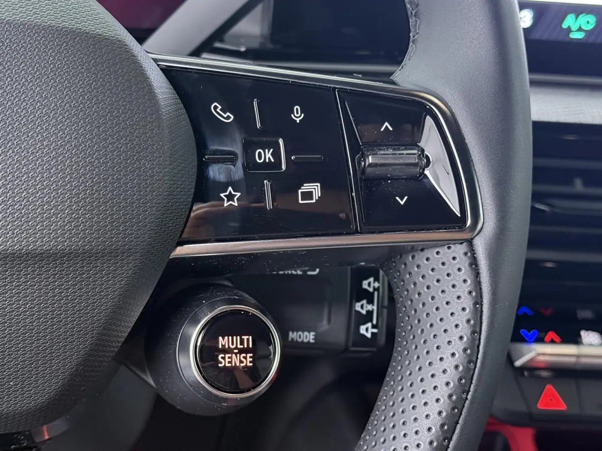 Roland-Garros 150 pk comfort range | Harman Kardon | pack safety & advanced driving assist |