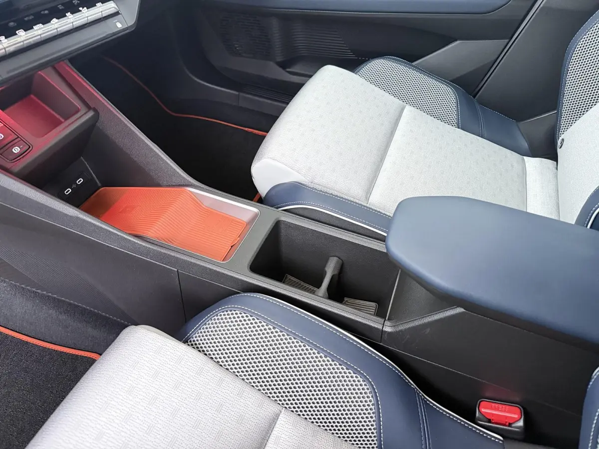 Roland-Garros 150 pk comfort range | Harman Kardon | pack safety & advanced driving assist |