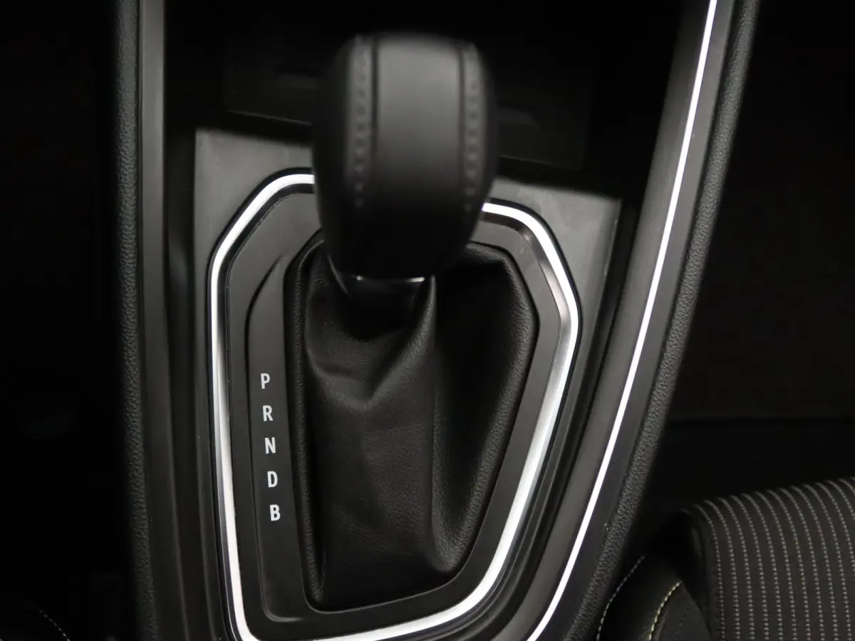 145pk E-Tech Hybrid E-Tech Engineered Apple Carplay/Android Auto | Climate
