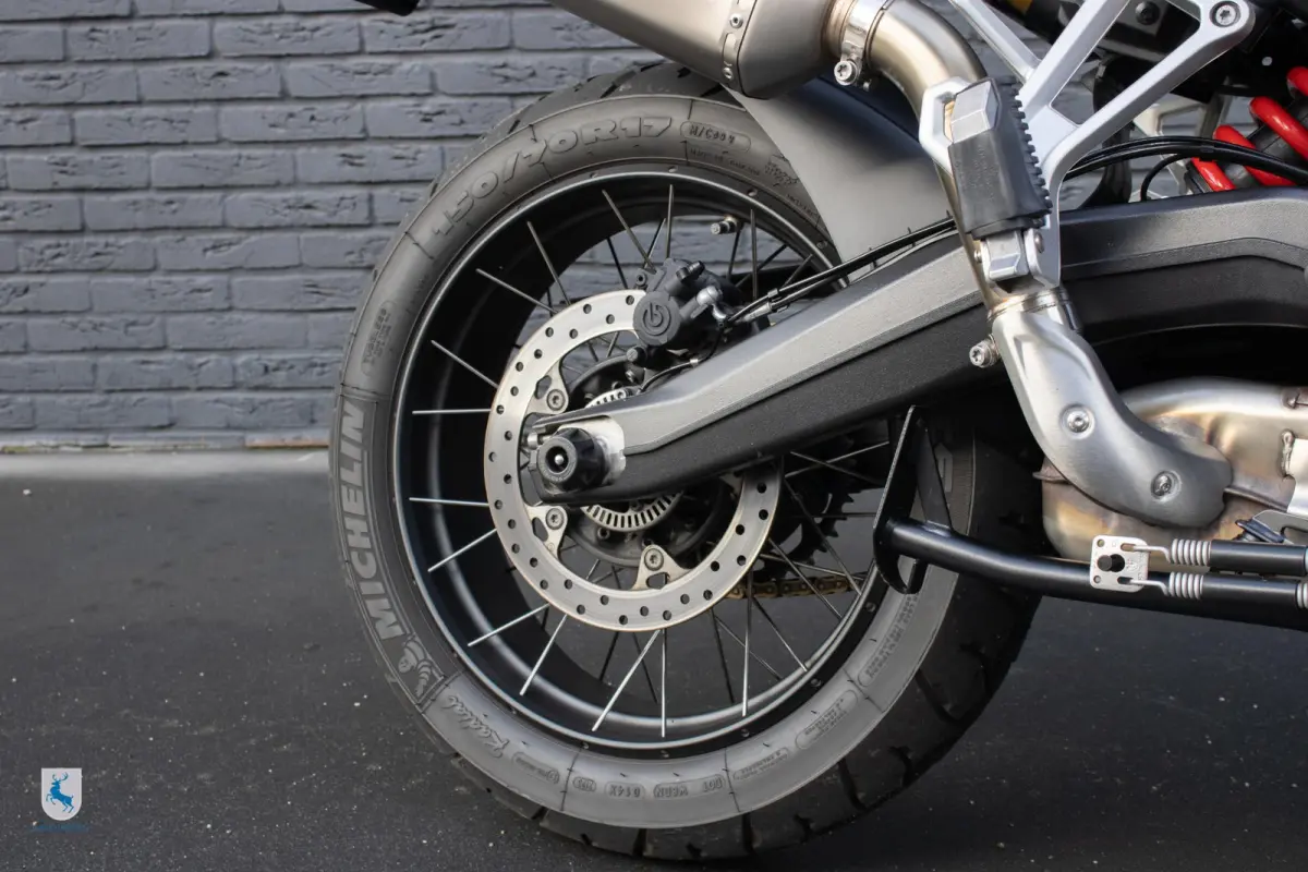 / Akrapovic