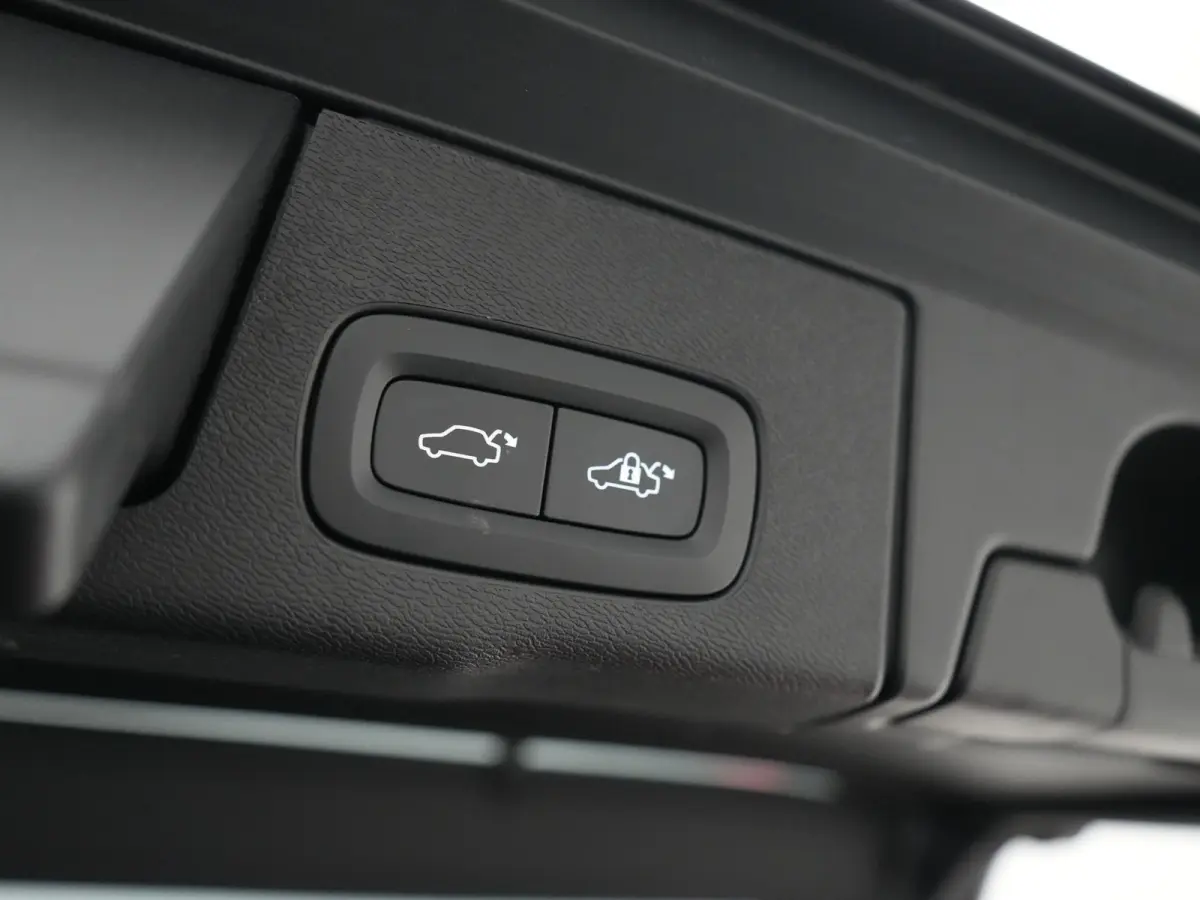 T6 Recharge AWD Ultimate Dark | Luchtvering | Bowers & Wilkins | Head-Up | 360° | Panoramadak | Trekhaak | Adaptive Cruise | BLIS | 21"