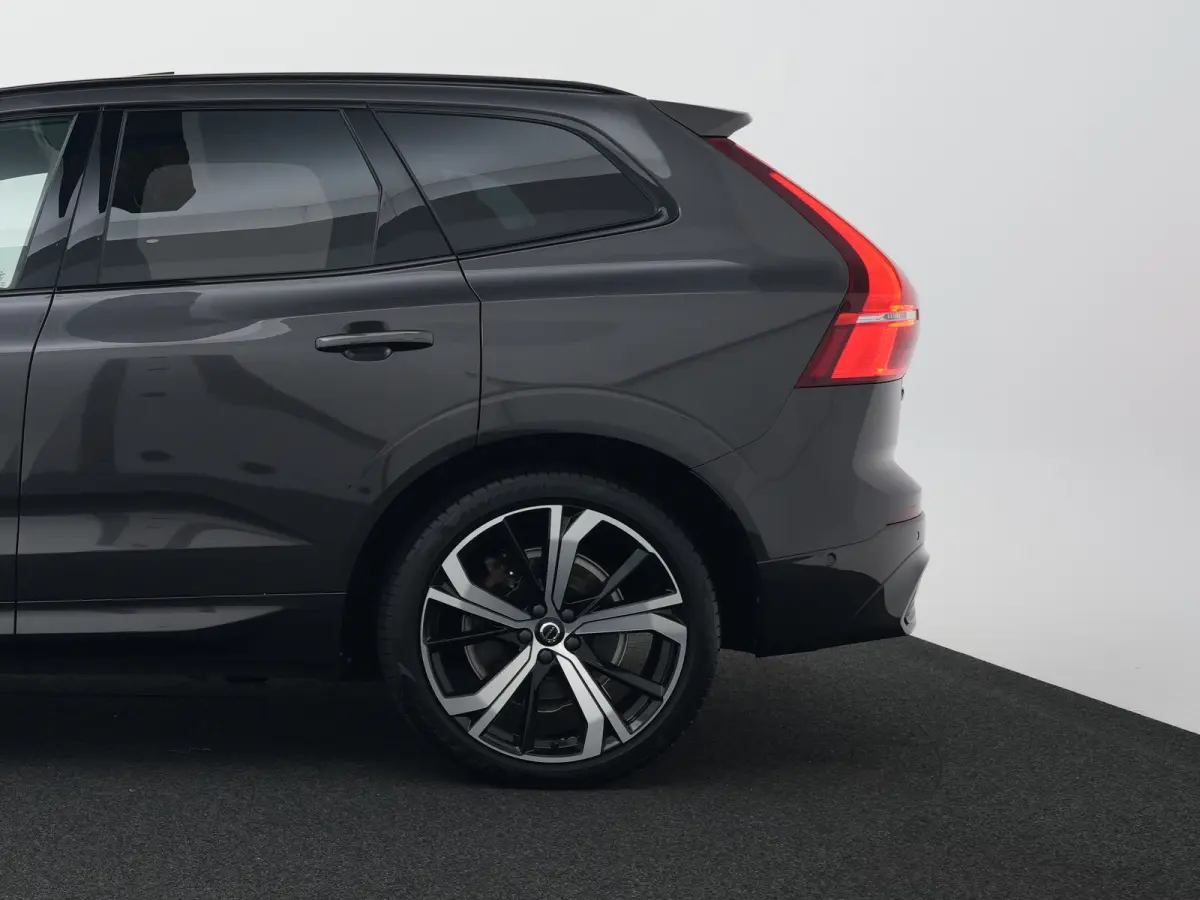 T6 Recharge AWD Ultimate Dark | Luchtvering | Bowers & Wilkins | Head-Up | 360° | Panoramadak | Trekhaak | Adaptive Cruise | BLIS | 21"